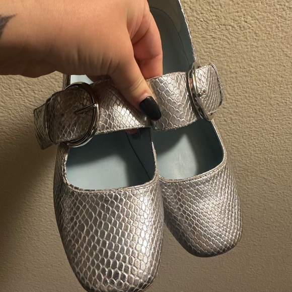 🖤 Frances Valentine Caty Maryjanes in Silver Snake size 8B 🖤 - Picture 2 of 13